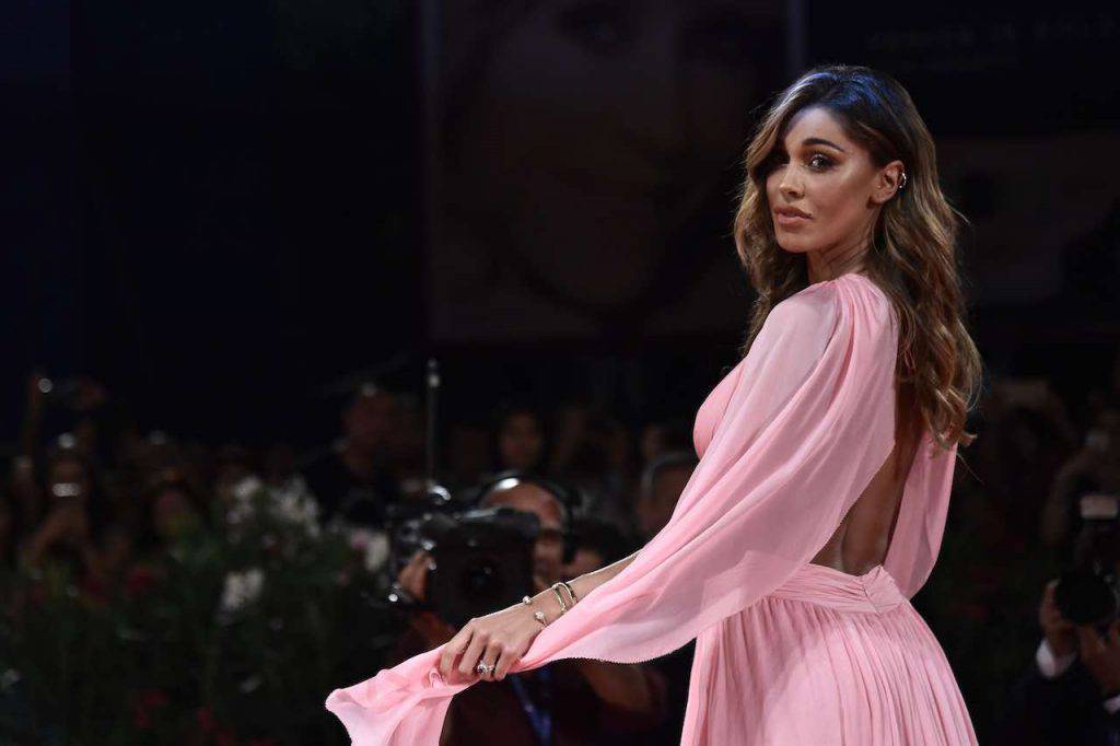 Belen Rodriguez, fisico scolpito in piscina (Getty Images)