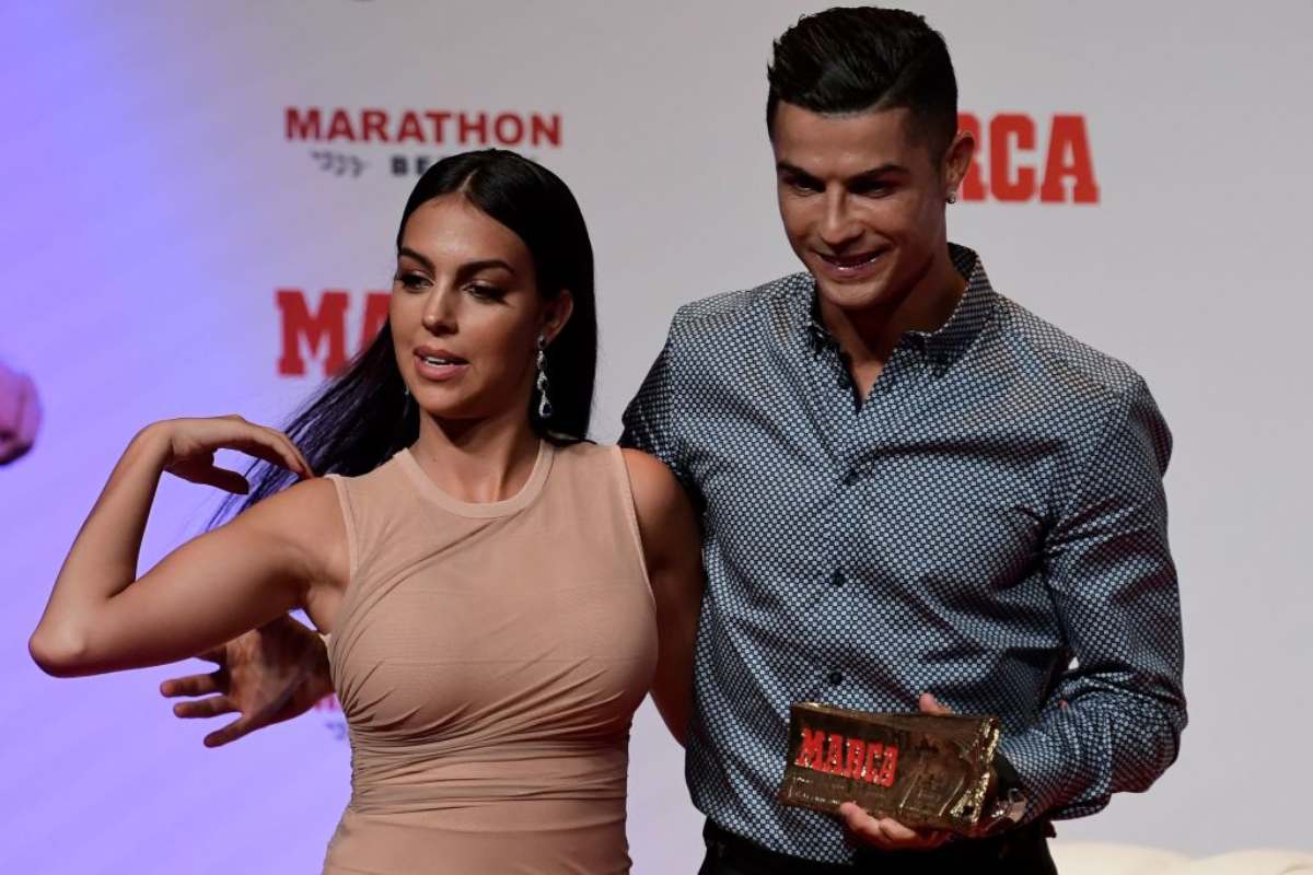 Georgina mette all'asta maglia di Ronaldo: a chi andrà la donazione