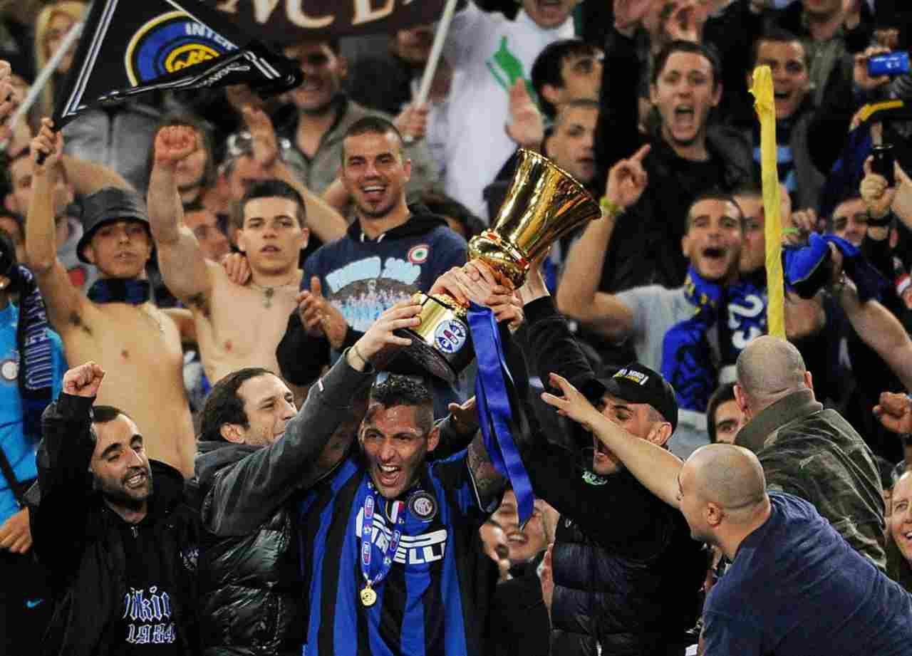 Materazzi solleva la Coppa Italia nel 2010 (Getty Images) 