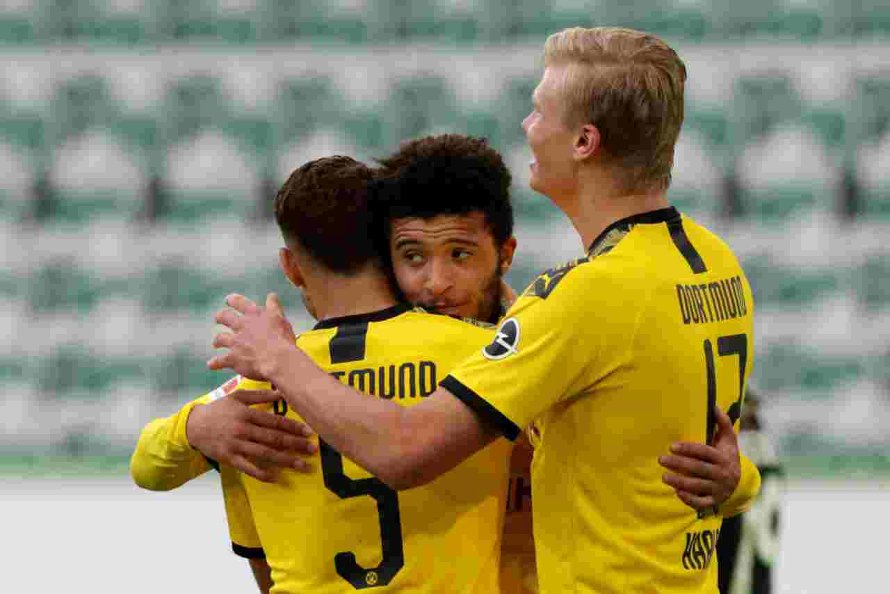 Borussia Dortmund: Haaland, Hakimi e Sancho si abbracciano dopo il gol del 2-0 al Wolfsburg