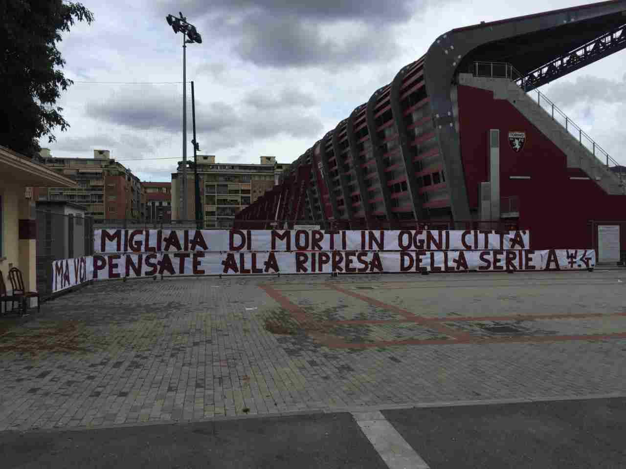 Torino, gli ultras contro la ripresa del campionato: lo striscione