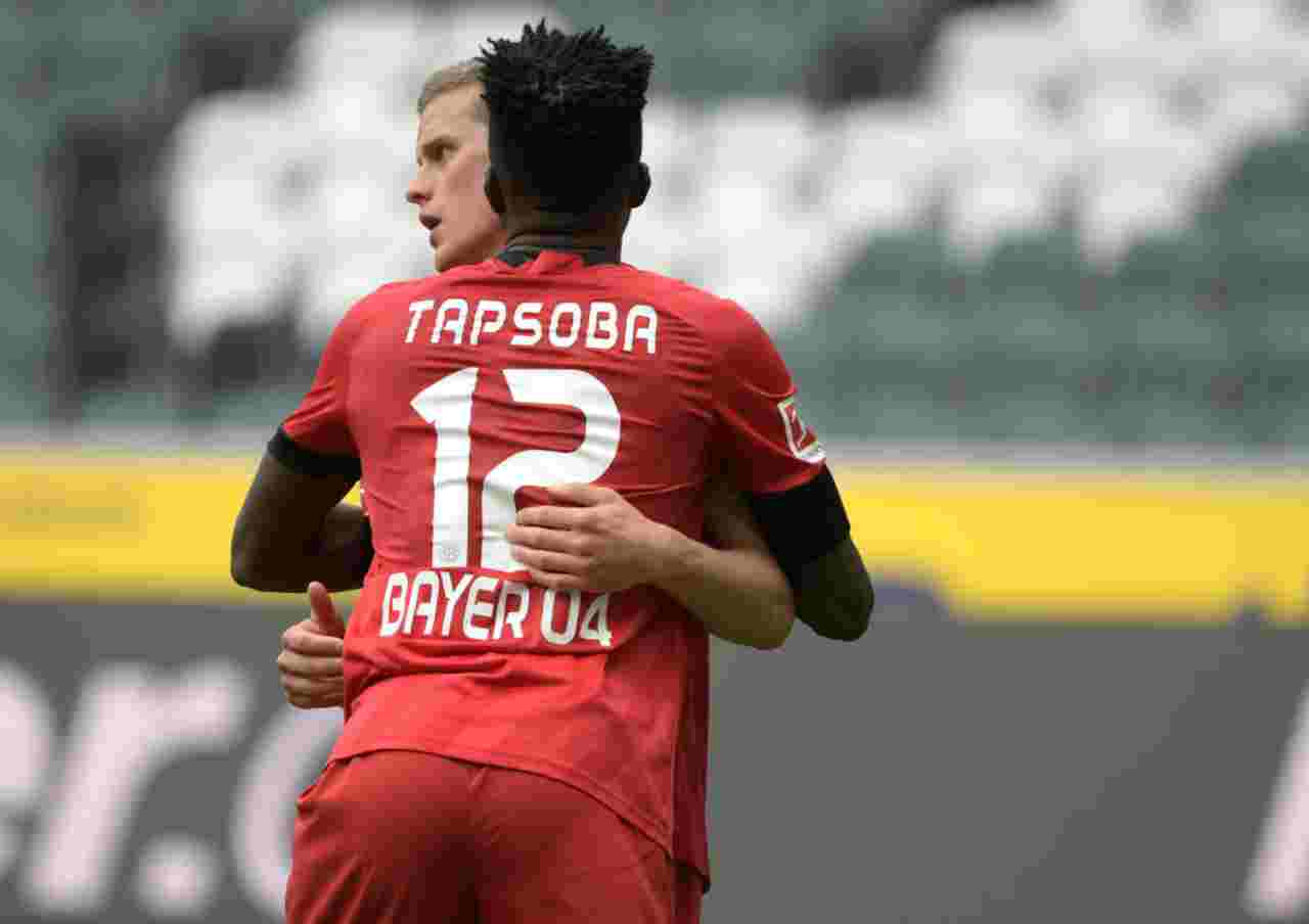 Tapsoba abbraccia Bender che festeggia il gol del 3-1 del Bayer Leverkusen