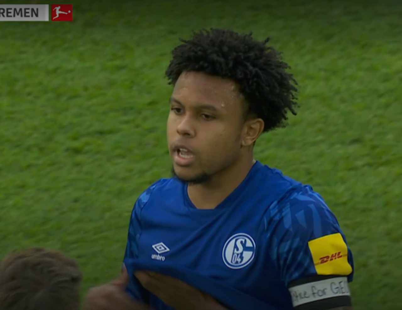 Schalke 04, l'omaggio di McKennie: fascia per George Floyd