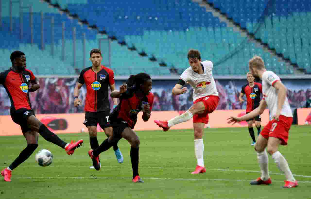 Schick segna la rete del provvisorio 2-1 all'Hertha Berlino