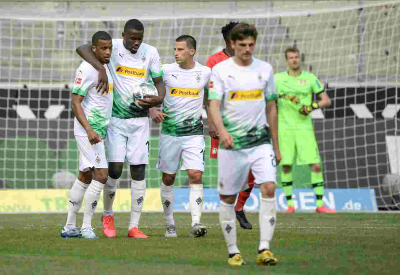 Borussia Monchenglkadbach, abbraccio a Thuram dopo il pareggio