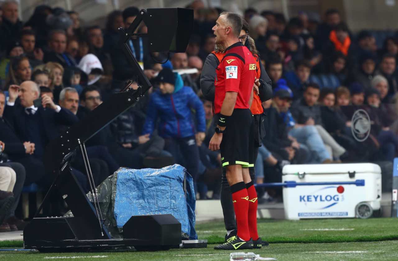 VAR, l'IFAB autorizza la sospensione: cosa accadrà in Serie A (Getty Images)