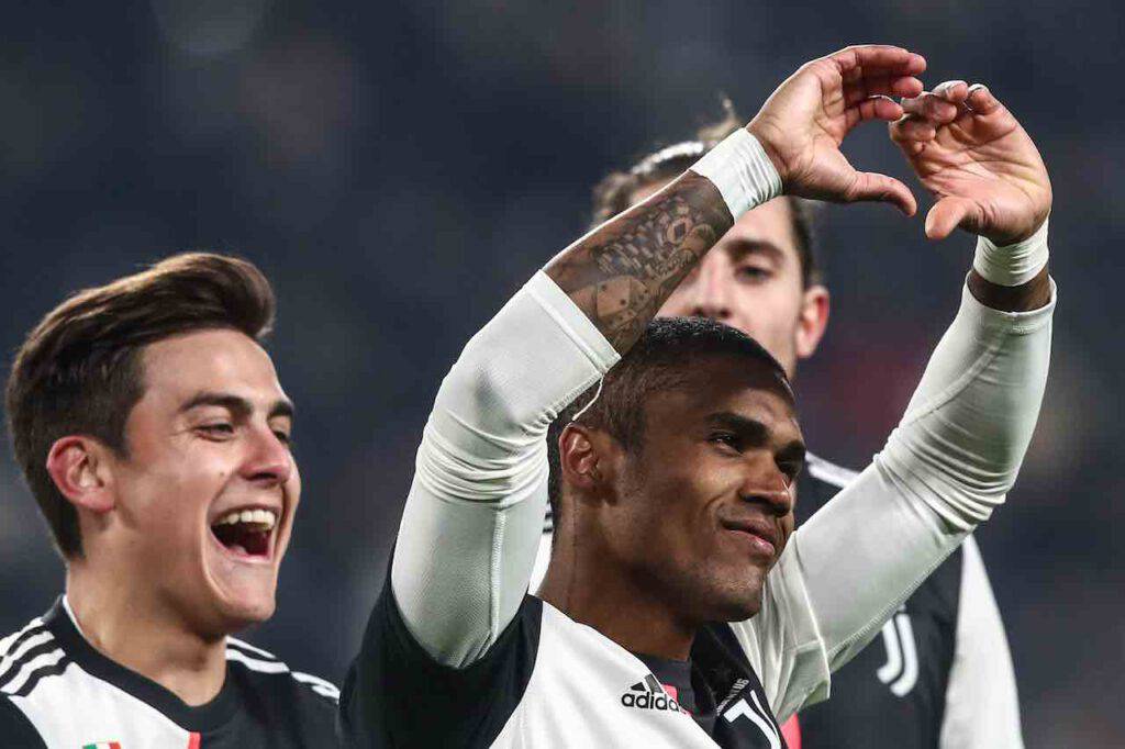 Dybala e Douglas Costa scherzano con un tifoso interista (Getty Images)