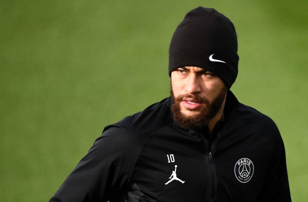 Neymar si confida con i compagni del PSG (Getty Images) 