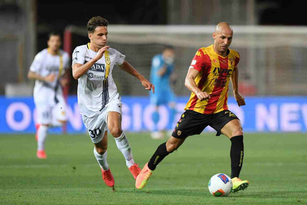 Il Benevento, in 10 dal 25', batte la Juve Stabia e si assicura la promozione in Serie A. Miglior attacco, miglior difesa, è matematicamente primo in classifica 