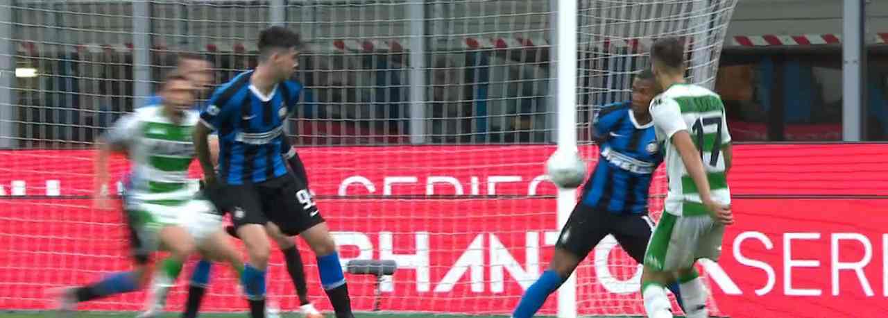 Moviola Inter-Sassuolo, il falo di mano in area di Young