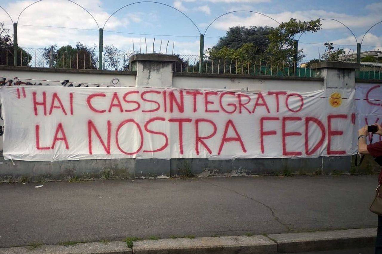 Lo striscione contro Cairo