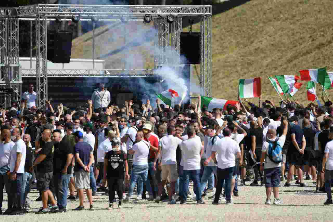 Scontri al Circo Massimo di Roma tra ultras e Polizia. Aggrediti i giornalisti 