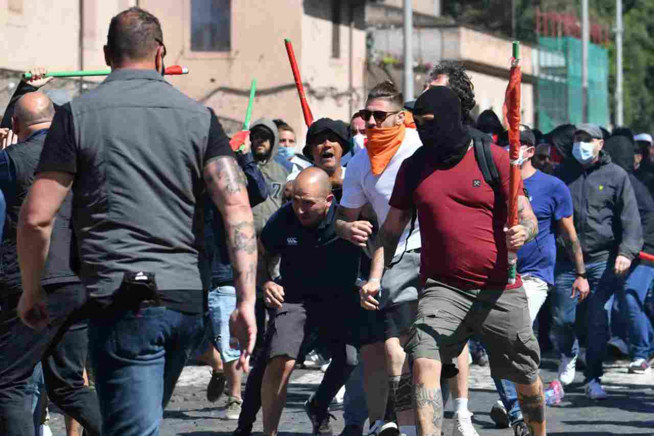Ultras a Roma, scontri con la Polizia: arresti e fermi. Indagini in corso