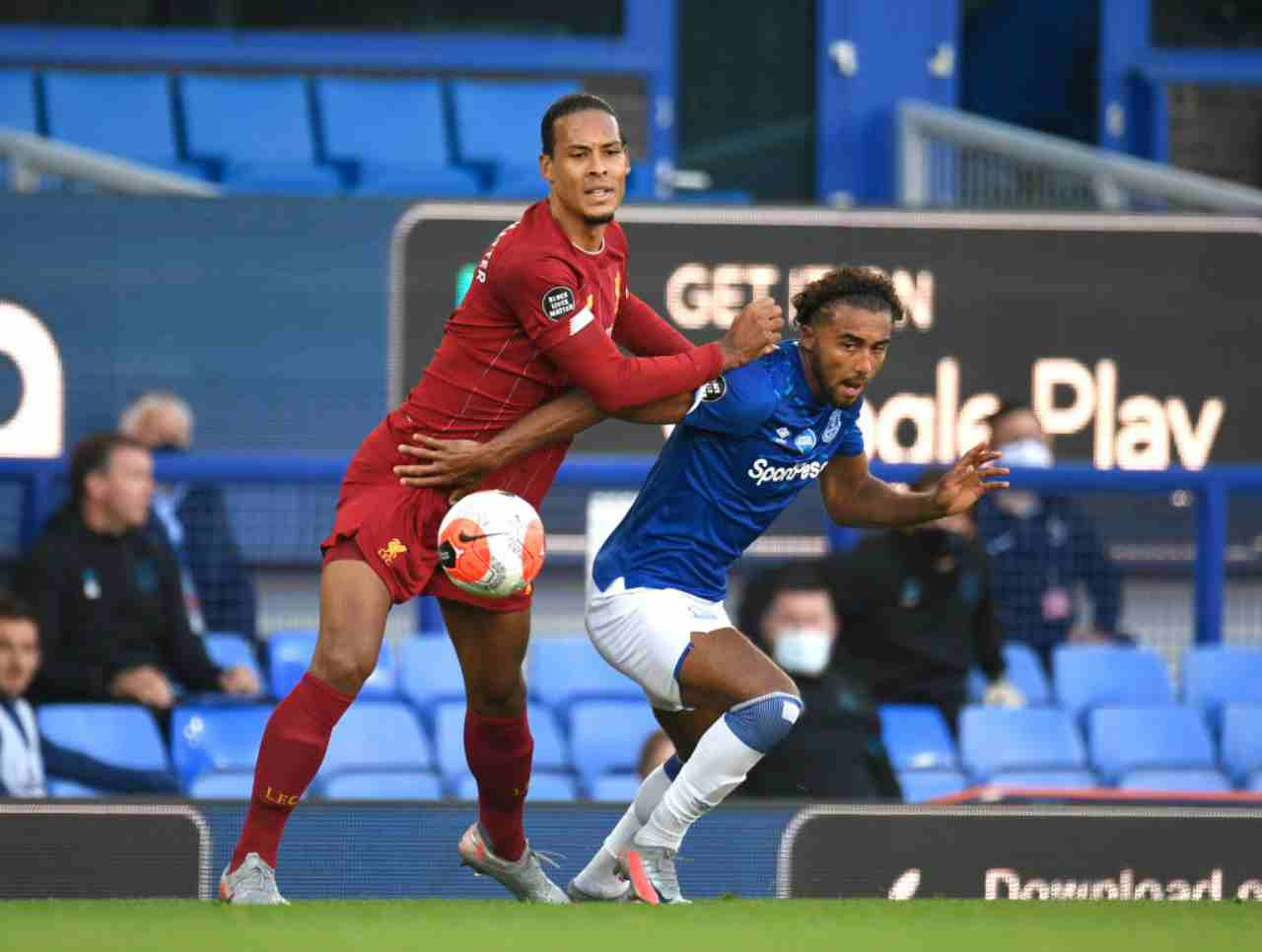 Premier League, Van Dijk contrasta Calvert-Lewin durante Everton-Liverpool