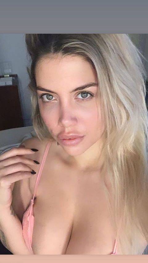 Wanda Nara, risveglio sensuale: décolleté al sole | FOTO