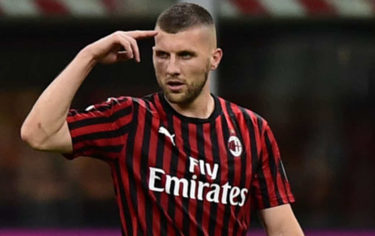 Rebic attacca Gonzalo Higuain (Getty Images) 