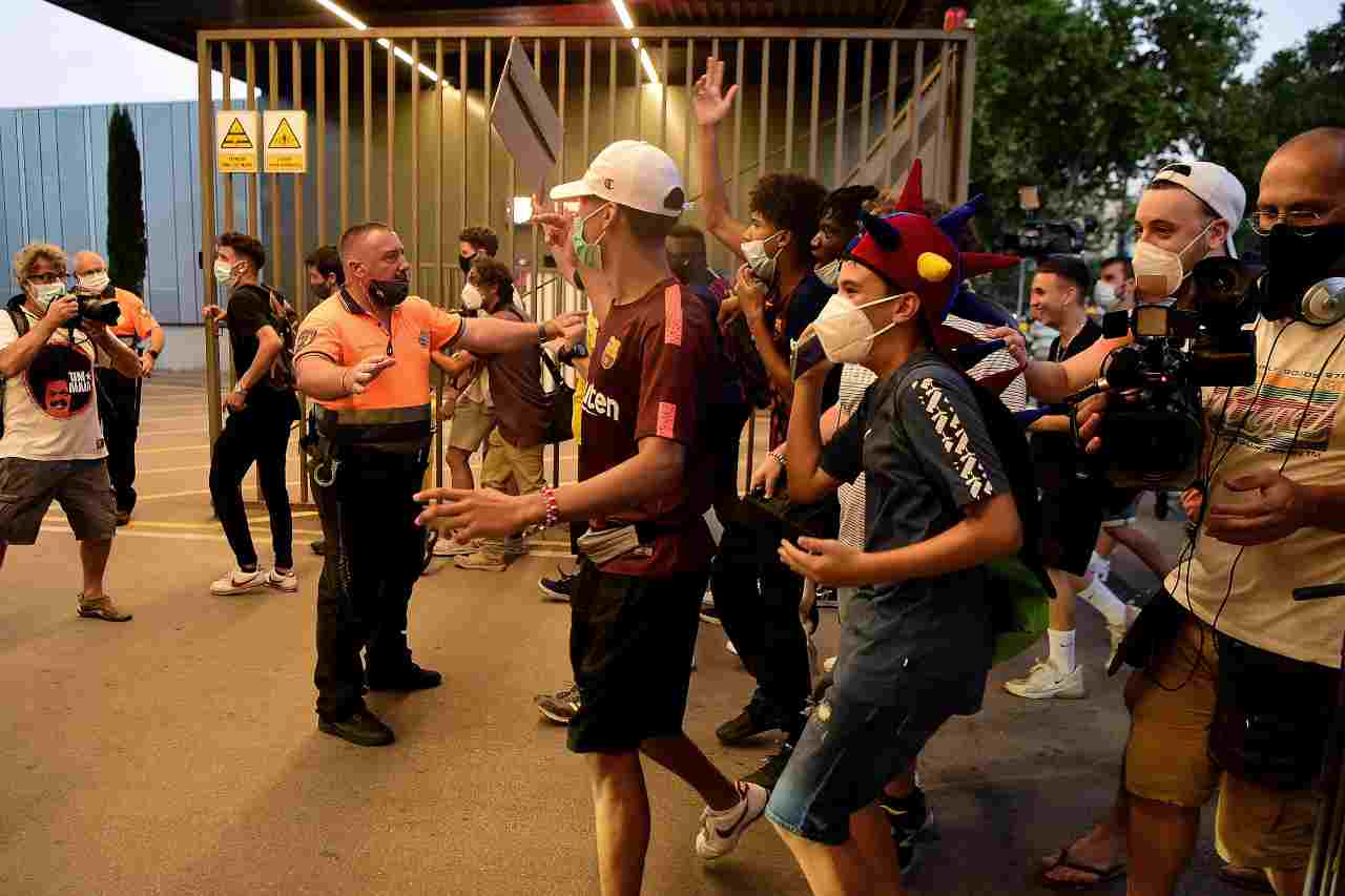 Messi, a Barcellona i tifosi invadono il Camp Nou: il video delle proteste