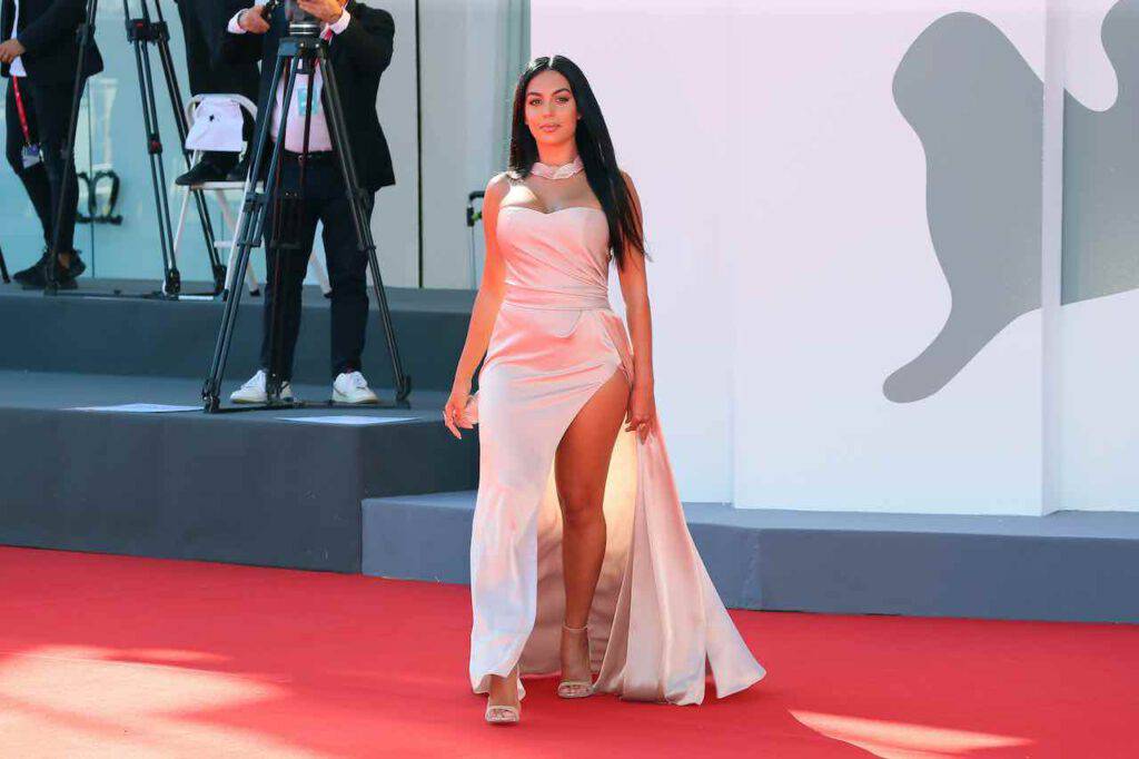 Georgina Rodriguez avvenente in costume (Getty Images)