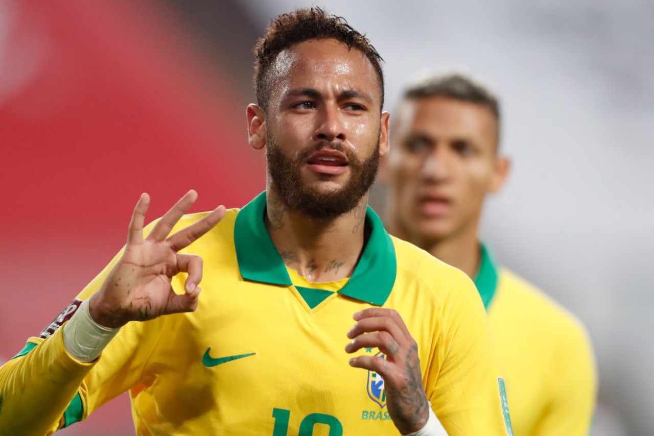 Neymar accusato da un difensore avversario (Getty Images)