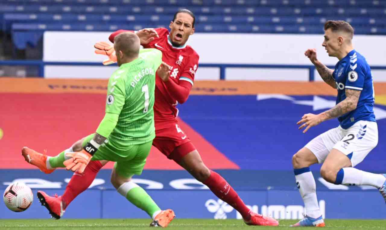 Il fallo di Pickford su Van Dijk (Getty Images) 