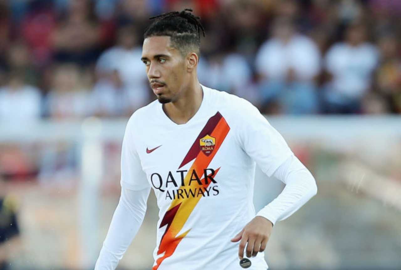 Roma Chris Smalling, il difensore inglese è volato in Spagna per monitorare l'infiammazione che gli sta provocando diversi problemi muscolari