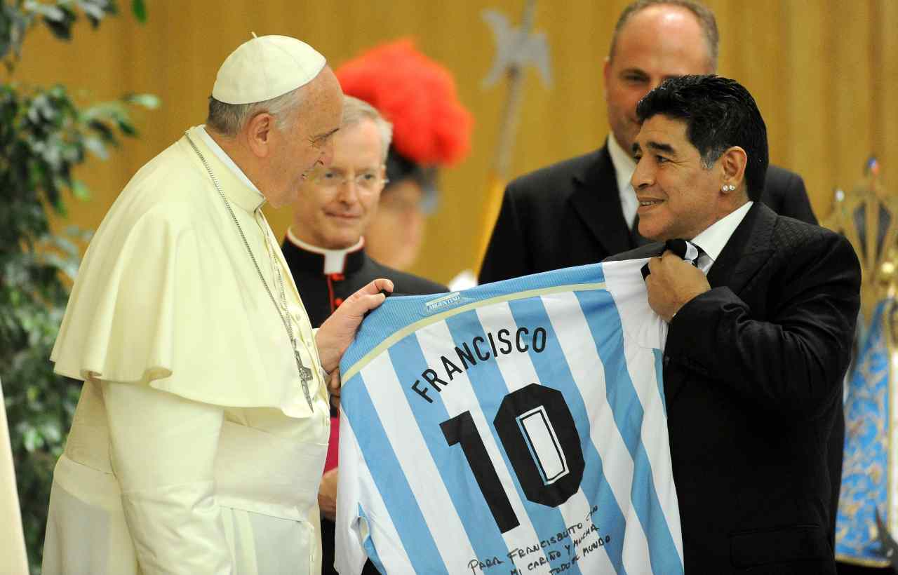 Il campione argentino consegna una maglia celebrativa a Papa Francesco