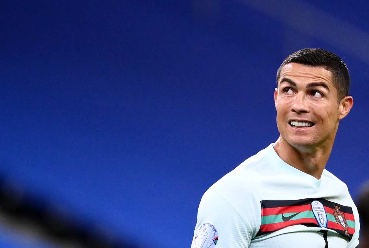 Cristiano Ronaldo, quarantena in piscina: il messaggio social ai fan