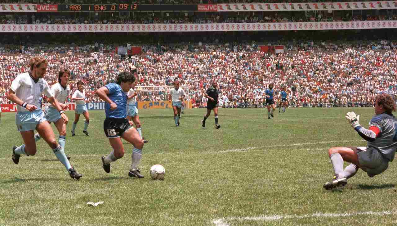 Maradona segna il gol del secolo