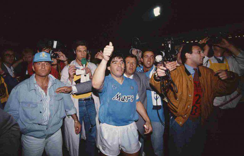 Maradona alza la Coppa UEFA\