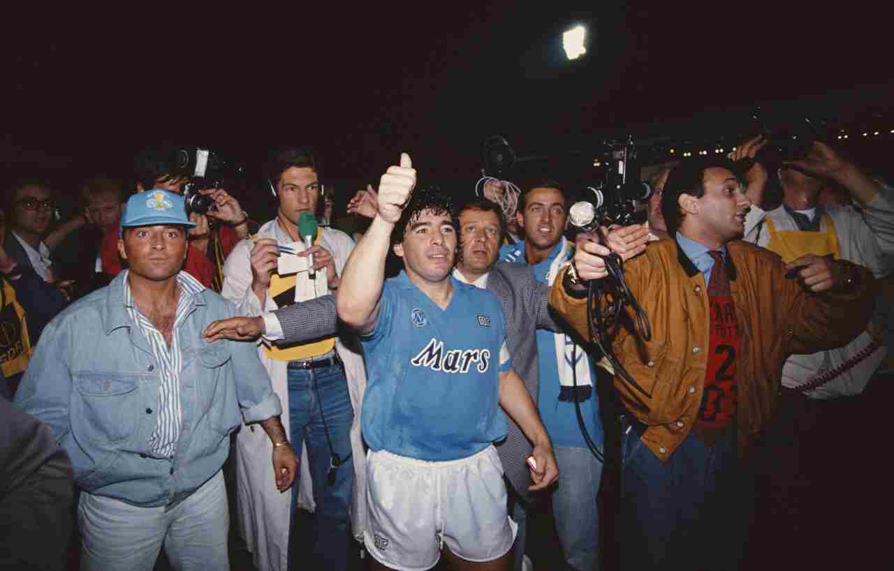 Maradona alza la Coppa UEFA\