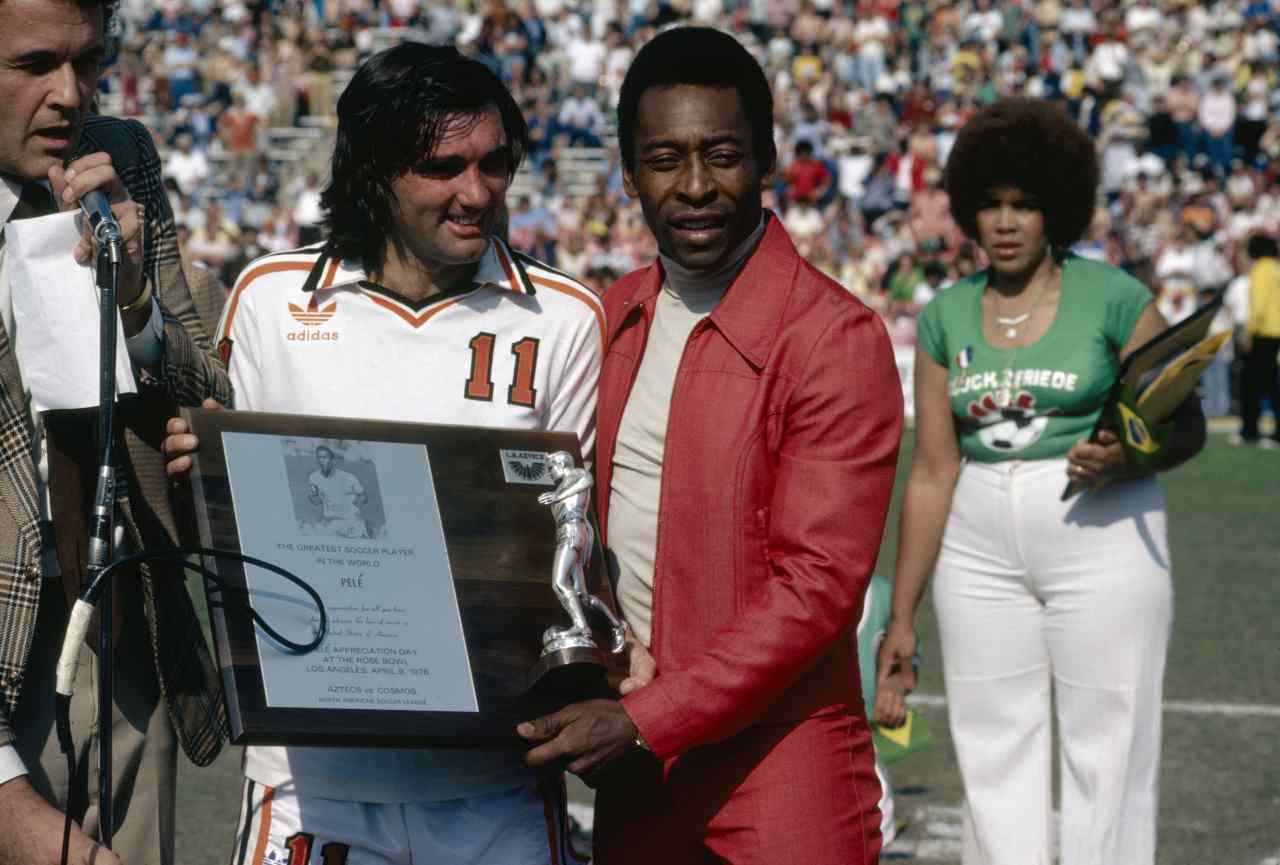 L'avventura in America di Pelé, premiato da George Best nella foto