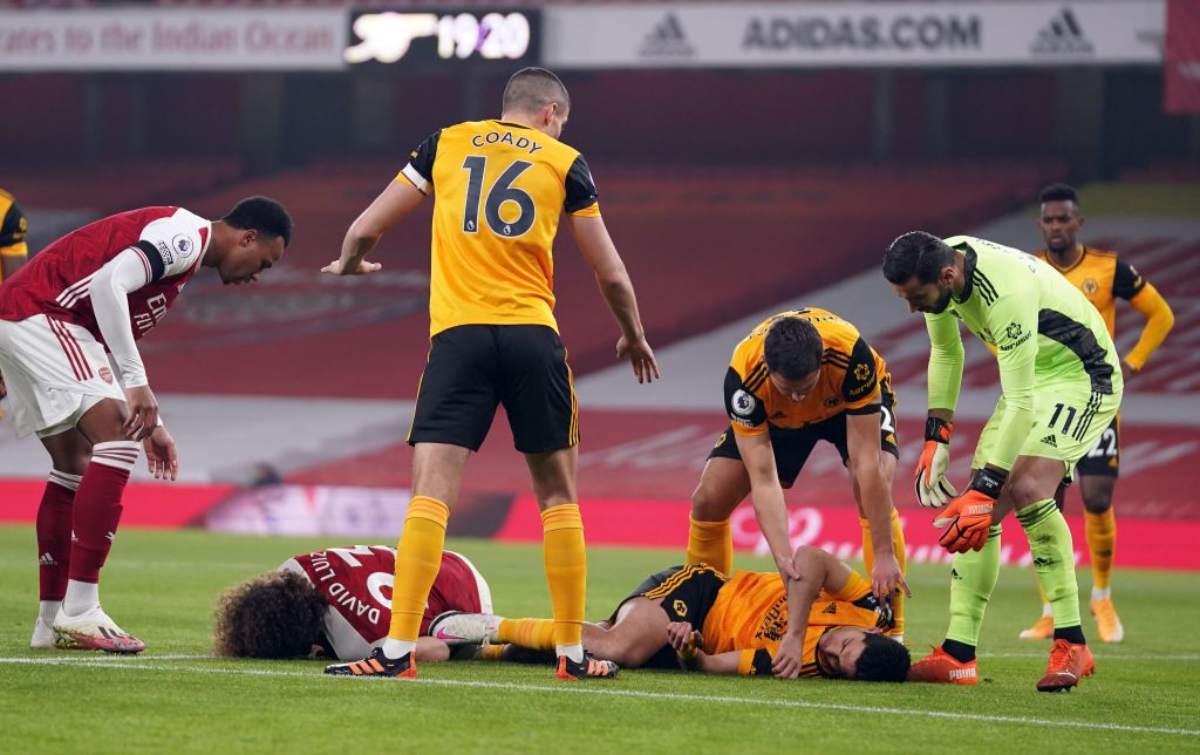 Raul Jimenez a terra dopo lo scontro con David Luiz (Getty Images)