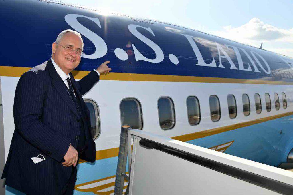 Lotito pilota l'aereo della Lazio: la parodia di Max Giusti (Getty Images)