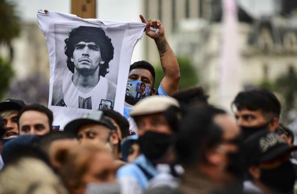 Migliaia di persone scortano il feretro di Maradona al cimitero (Getty Images)