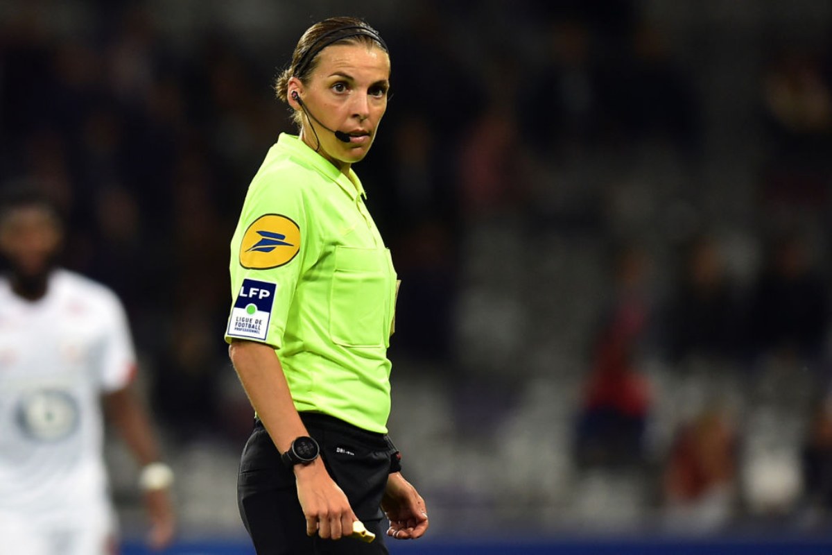 Il modello Stephanie Frappart, chi è l'arbitro donna icona femminile nel mondo