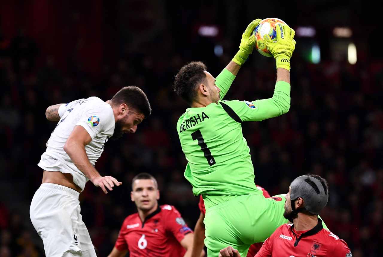 Berisha, che disastro: subisce gol da calcio d'inizio in Nations League - Video