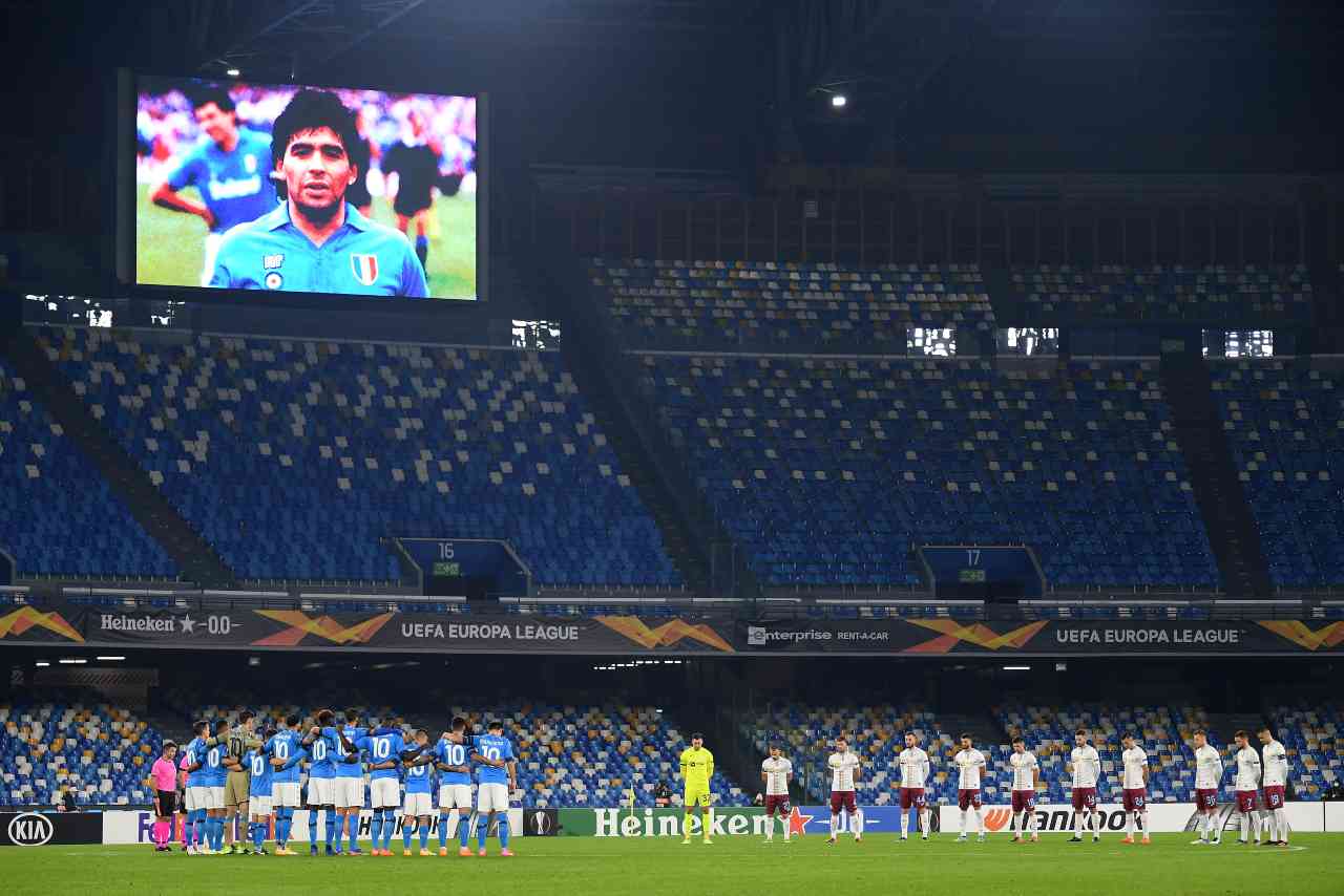 Una foto durante il minuto di silenzio prima di Napoli-Rijeka di Europa League per Diego Maradona