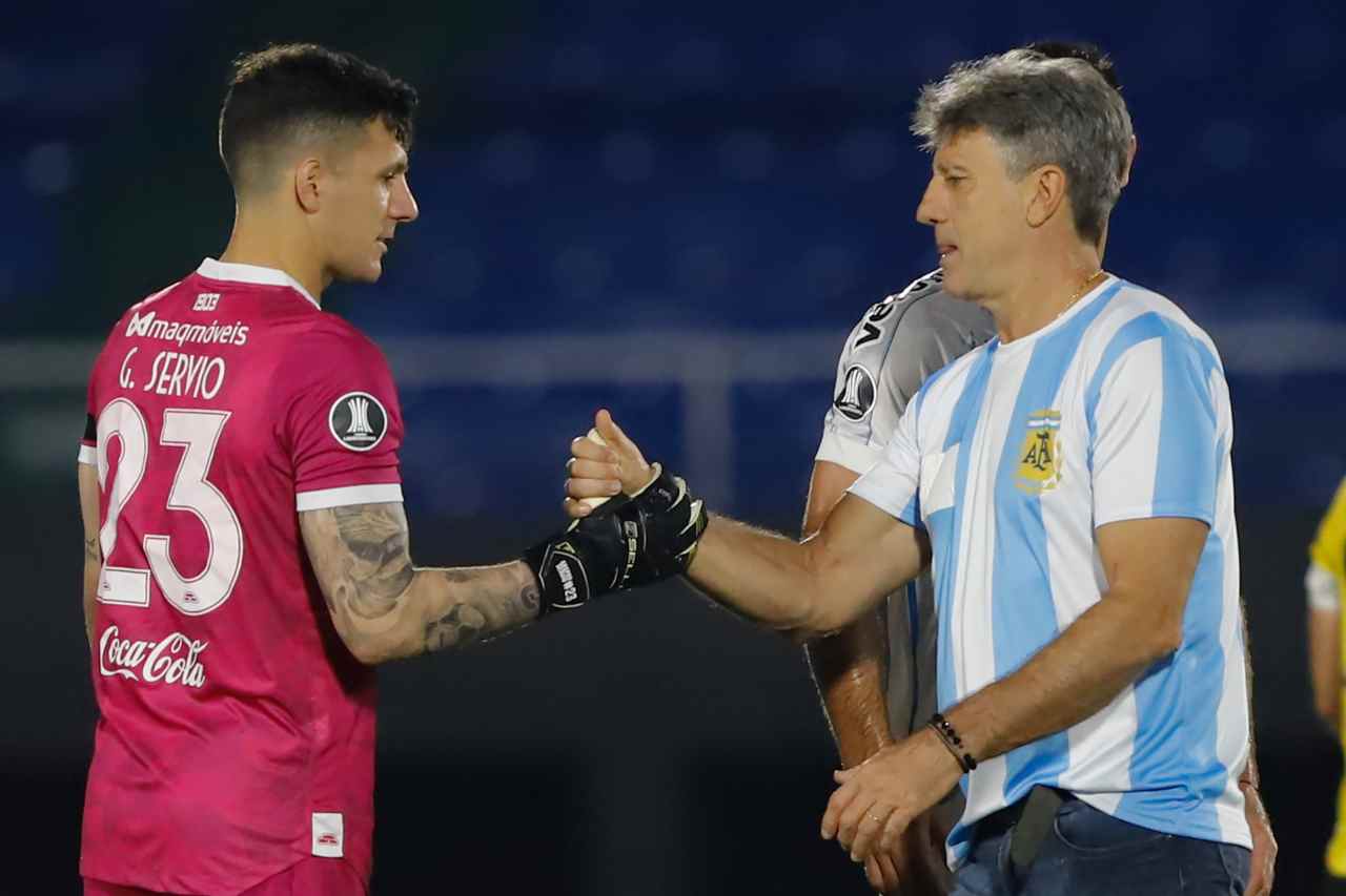 Renato Portaluppi, in panchina con la maglia di Maradona: le foto