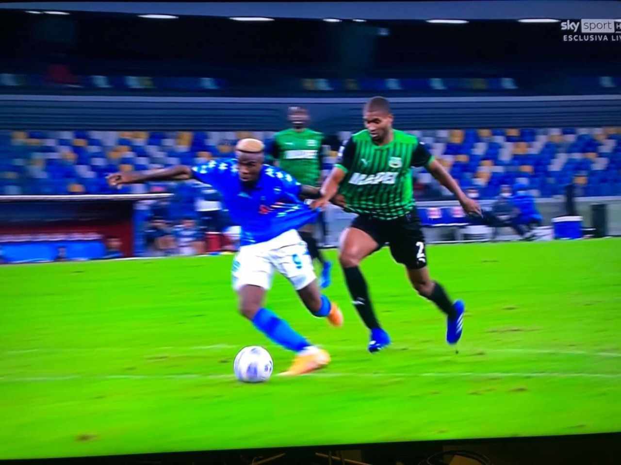 Moviola Napoli-Sassuolo: trattenuta su Osimhen senza rigore, foto e analisi