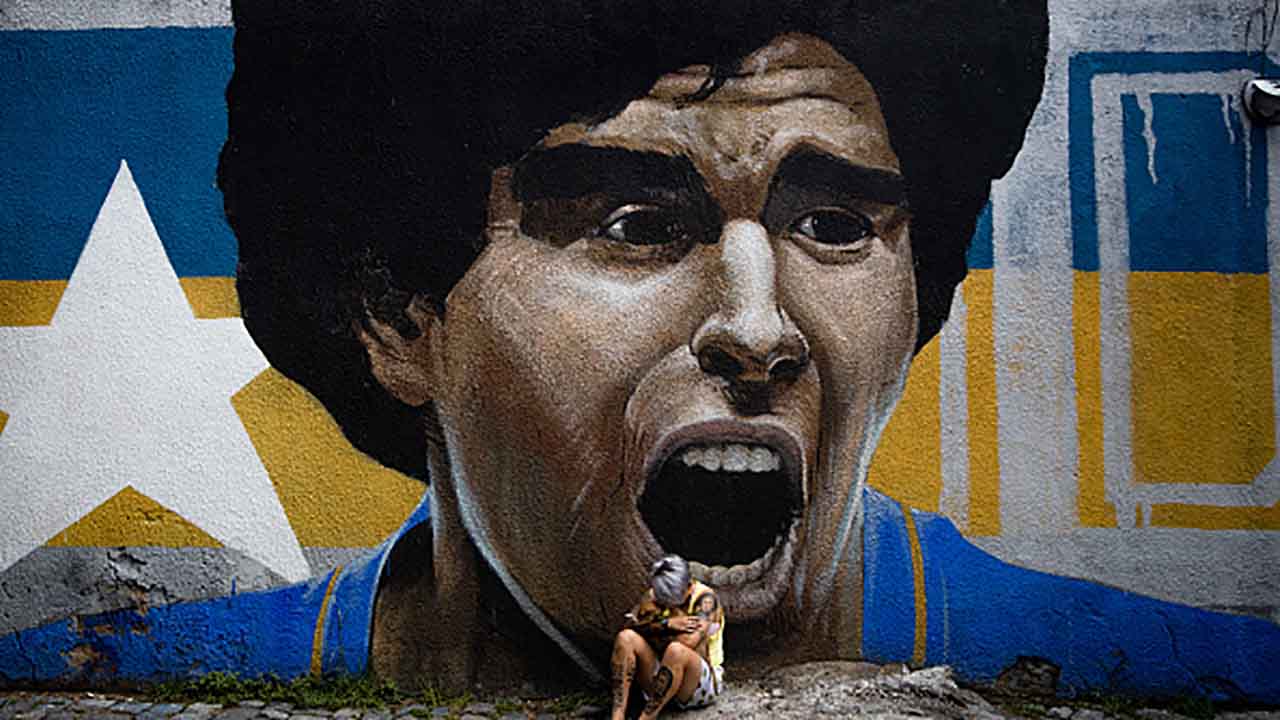 Il sindaco di Portici posta una foto con Maradona, sospetto fotomontaggio (Getty Images)