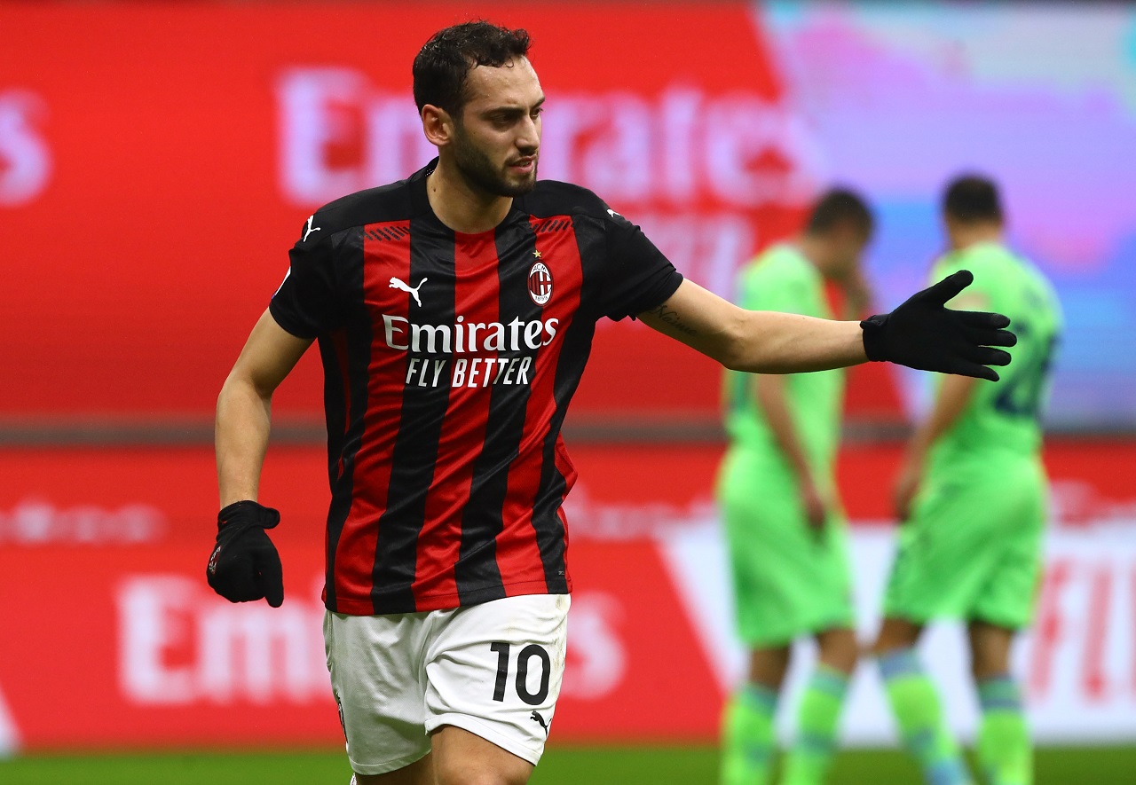 Milan, Calhanoglu batte un record