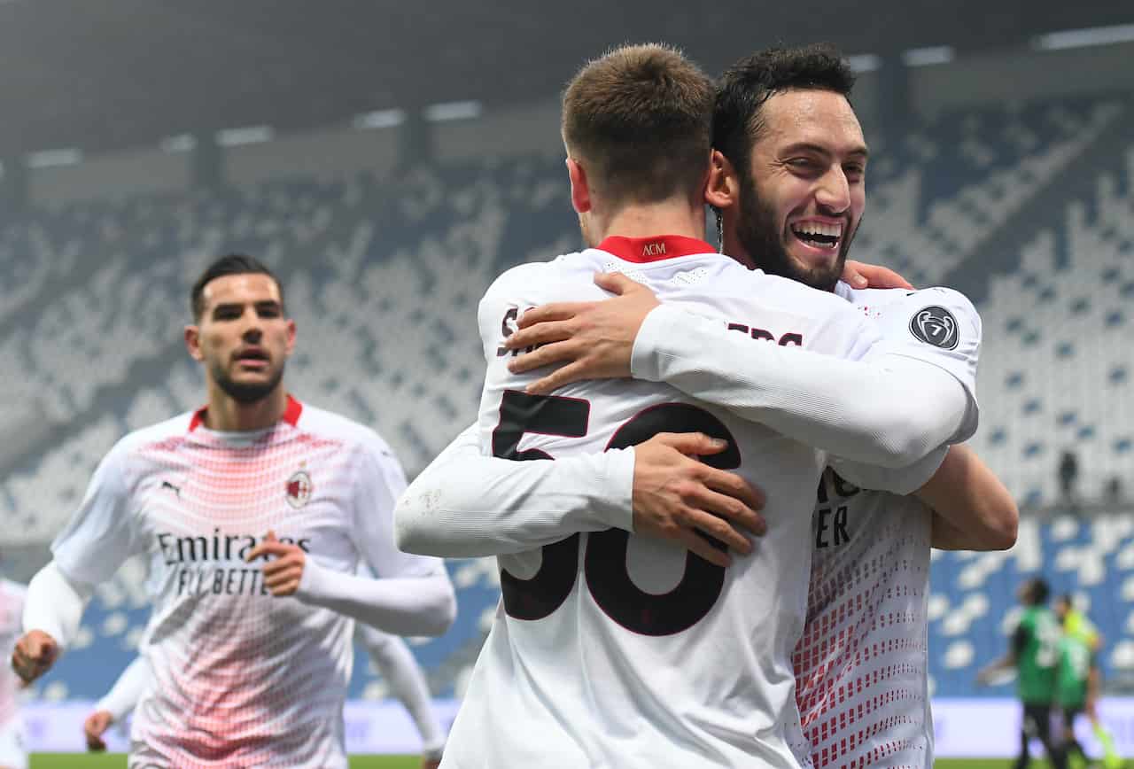 Milan-Sassuolo, rossoneri festeggiano in pullman la vittoria (Getty Images)