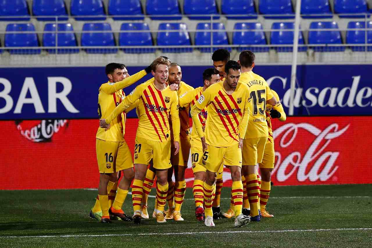 Liga, il Barcellona fa festa, Huesca ko: De Jong da tre punti, Messi da record