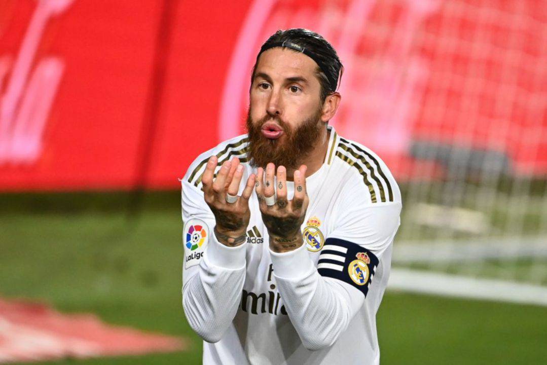 Sergio Ramos, errore grammaticale di Amazon nella gigantografia (Getty Images)