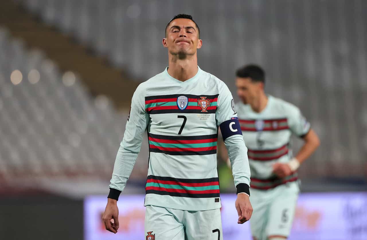 Gol fantasma da Sérvia e Portugal, Cristiano Ronaldo furioso: é uma tempestade