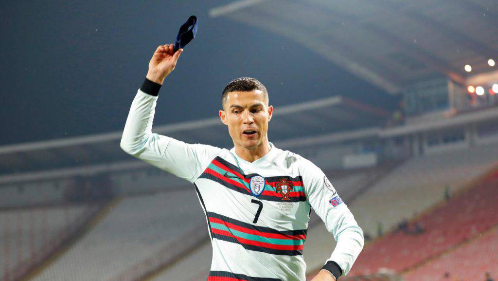 Serbia Portogallo, Cristiano Ronaldo getta la fascia dopo il gol fantasma (foto Getty)
