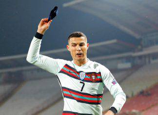 Serbia Portogallo, Cristiano Ronaldo getta la fascia dopo il gol fantasma (foto Getty)