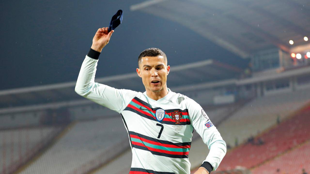 Serbia Portogallo, Cristiano Ronaldo getta la fascia dopo il gol fantasma (foto Getty)