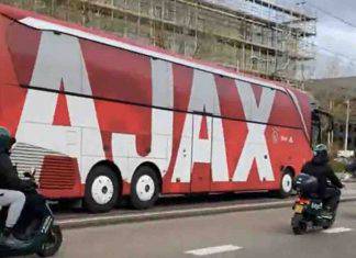 Ajax Roma tifosi seguono pullman stadio