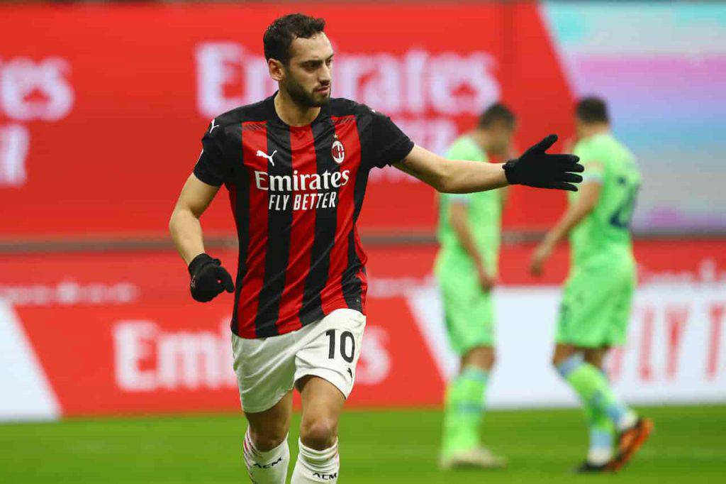 Calhanoglu alla Juve, l'ipotesi divide i tifosi (Getty Images)